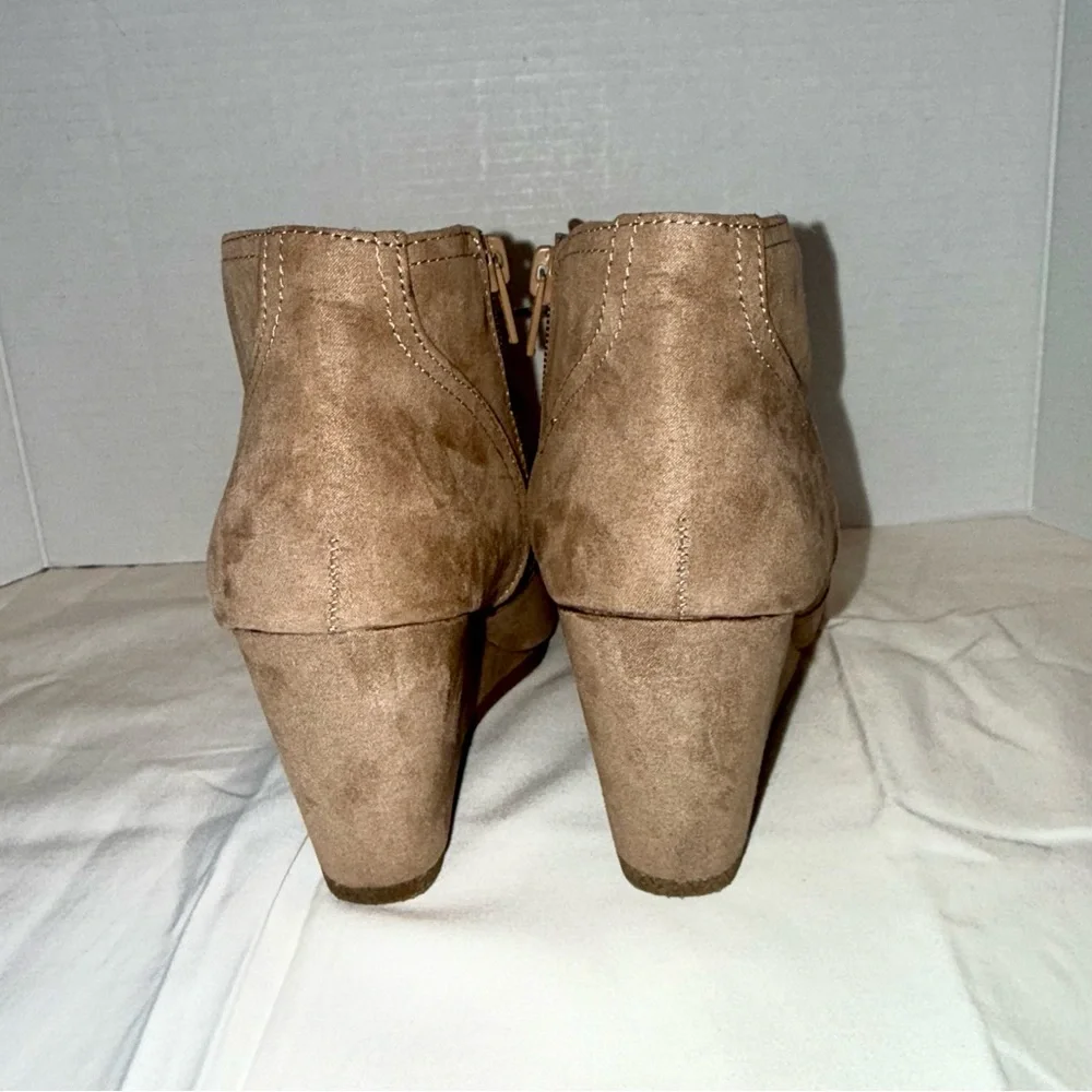 Women's Tan Taupe Faux Suede Lace-up Wedge Ankle Boots‎ Size 7